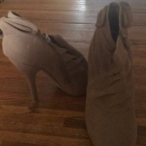 Ankle books , Swede. Taupe zipper on